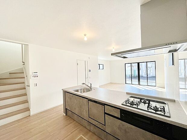 【ダイニングキッチン】料理をしながらでもご家族との会話を楽しめる対面キッチン　