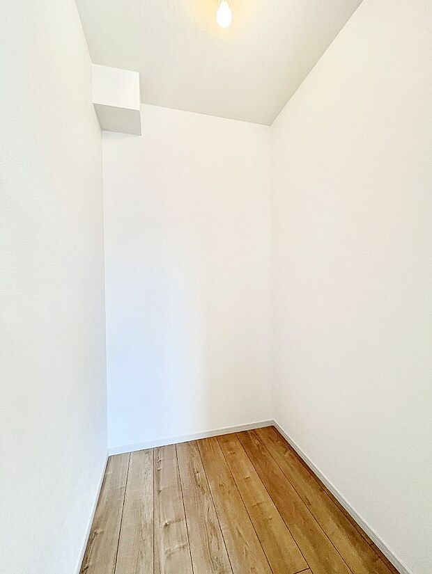 【ウォークインクローゼット】ウォークインクローゼットの活用で生活空間スッキリ　