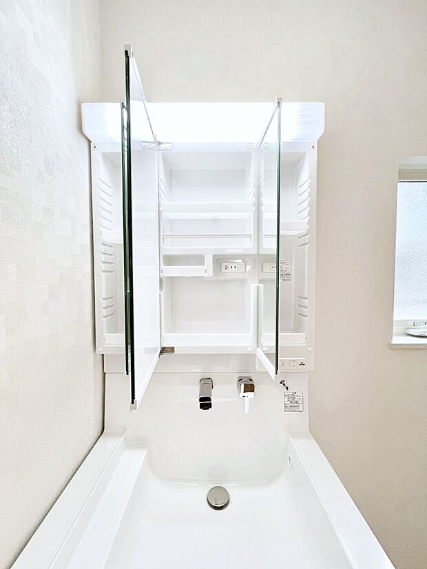 【三面鏡裏収納】三面鏡の裏に、化粧品や衛生用品などを収納可能。洗面台をすっきりと保ちます!