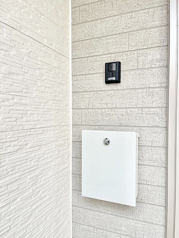 【その他現地】シンプルデザインのポスト。　