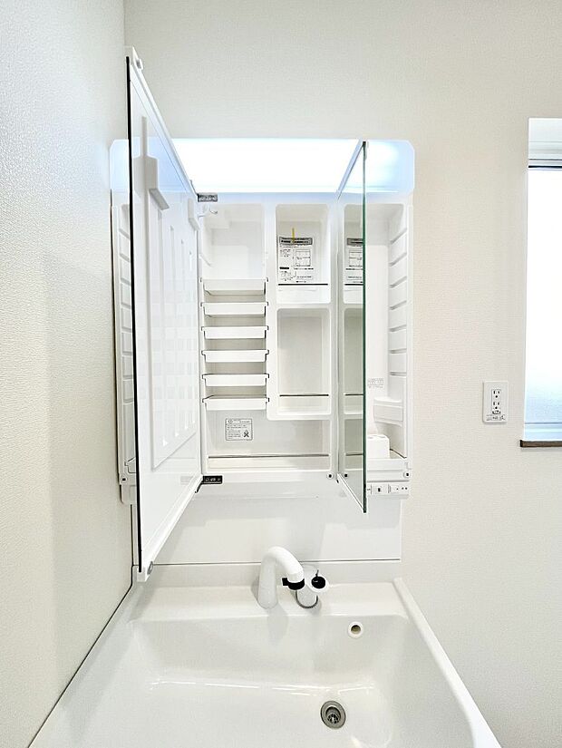 【三面鏡裏収納】三面鏡の裏に、化粧品や衛生用品などを収納可能。洗面台をすっきりと保ちます！