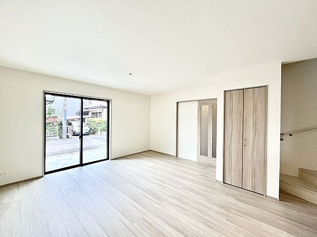 【リビングダイニング】リビング階段が家族の笑顔と会話をつないでくれます  