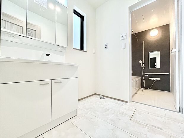 【脱衣場】清潔感のある快適空間です。毎日の身支度も気持ち良くお使い頂けます。 