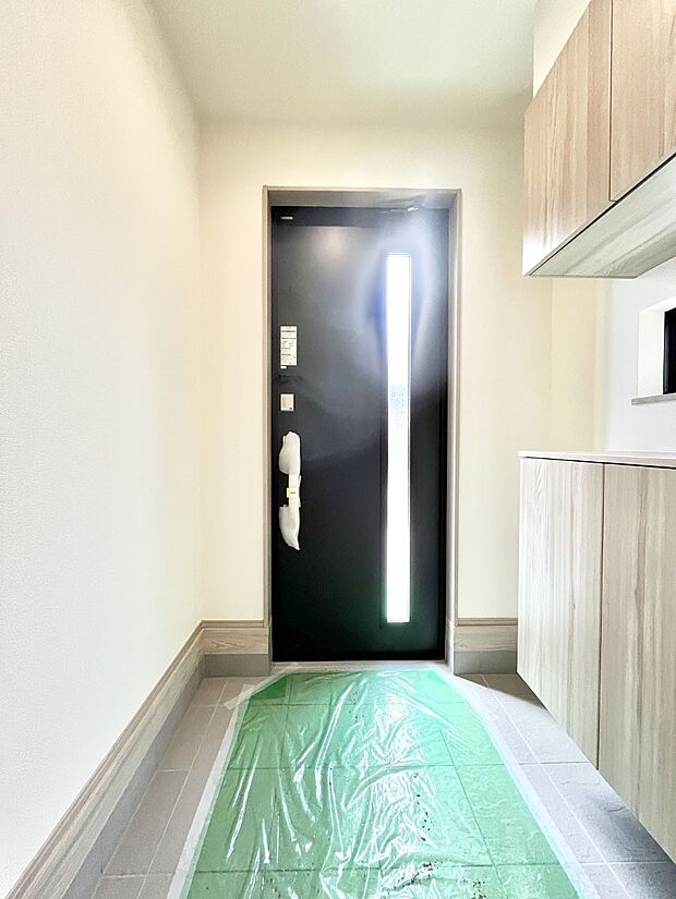 【玄関】明るい玄関はお客様をお出迎えするのにぴったりです！