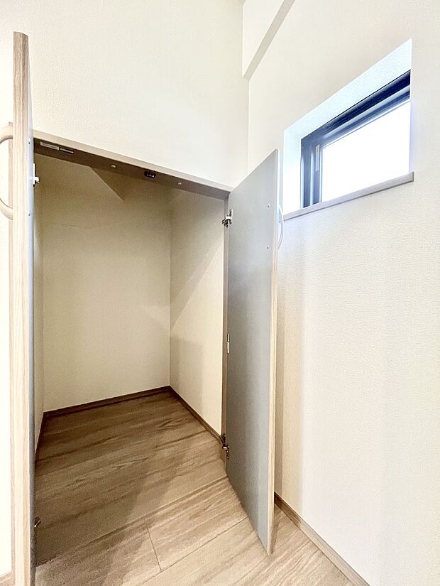 【階段下収納】日用品のストックや水などの備蓄に使える階段下収納。