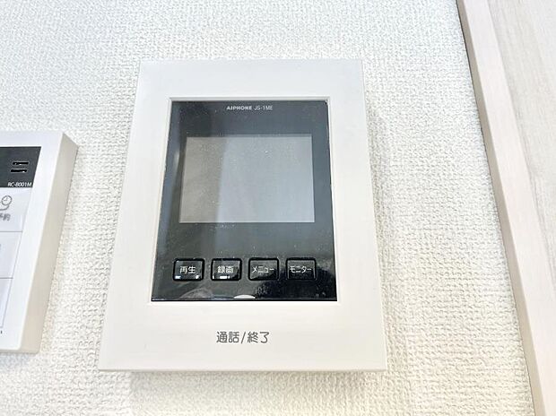 【TVモニター付きインターフォン】訪問者が一目でわかる安心のＴＶモニター付きインターホン。 