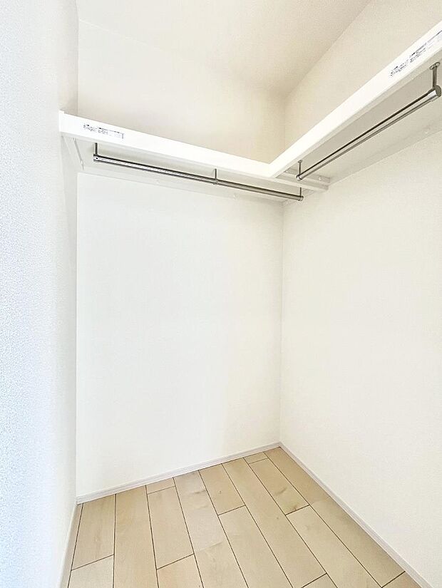 【ウォークインクローゼット】ウォークインクローゼット付きで生活空間を広く利用できます。