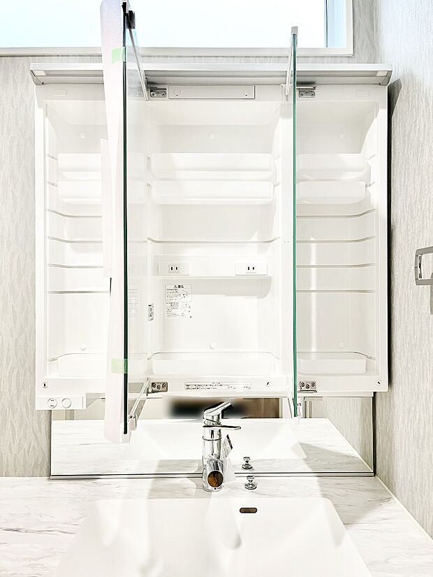 【三面鏡裏収納】三面鏡の裏に、化粧品や衛生用品などを収納可能。洗面台をすっきりと保ちます！