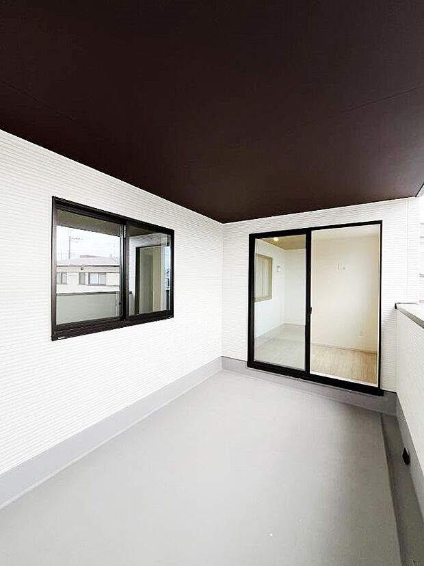 【バルコニー】上部に屋根がかかっているので急な雨の時にも安心です。 