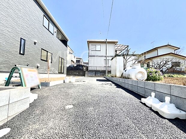 【駐車場】カースペースは２台駐車可。セカンドカーや来客時に便利です！