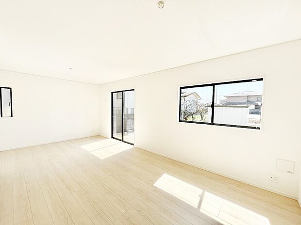 【リビングダイニング】明るい陽光が注ぎ、寛ぎの雰囲気に満たされるリビングダイニング