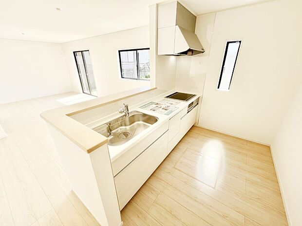 【ダイニングキッチン】ご家族の会話弾む対面キッチン。お料理中のパパママもご家族と過ごす時間が増えそう！