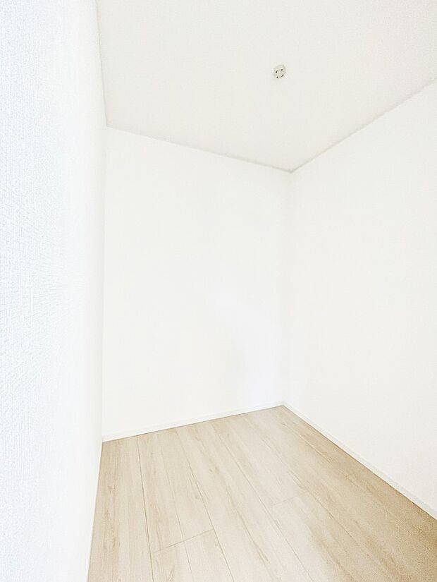 【ウォークインクローゼット】季節の衣類もスッキリ収納！大容量の収納力が魅力的なWIC付きです。