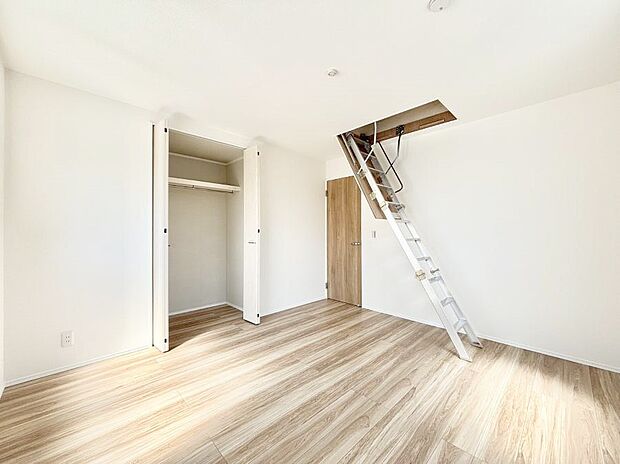 【寝室】たっぷりの収納スペースでいつでも住空間がスッキリ保てそう