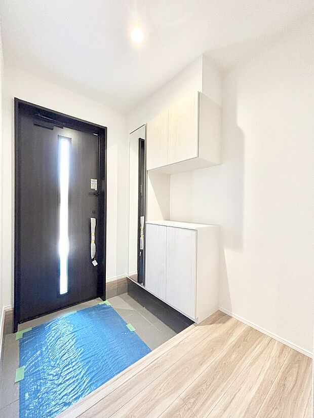 【玄関】飾り棚を利用して、お越しいただくお客様をおもてなしできます。