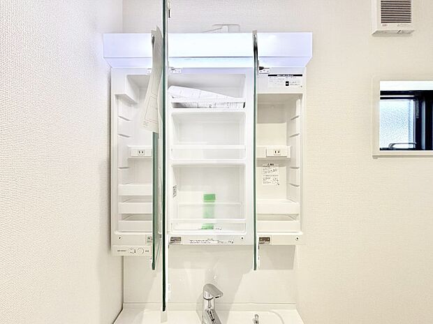 【三面鏡裏収納】三面鏡の裏に、化粧品や衛生用品などを収納可能。洗面台をすっきりと保ちます！