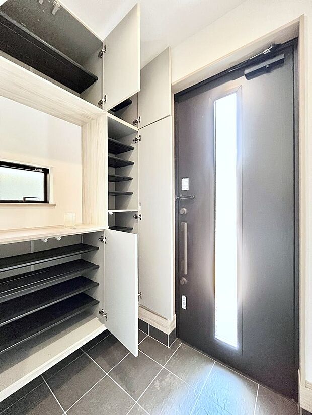 【玄関】天井まである玄関収納で、家族全員の靴もすっきり収納！