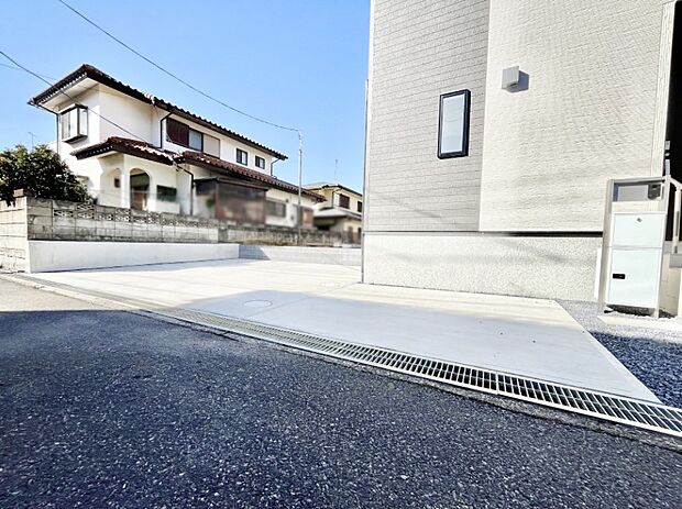 【駐車場】駐車2台可能！急なお客様の駐車に。また、ご家族の自転車スペースとしても大活躍。