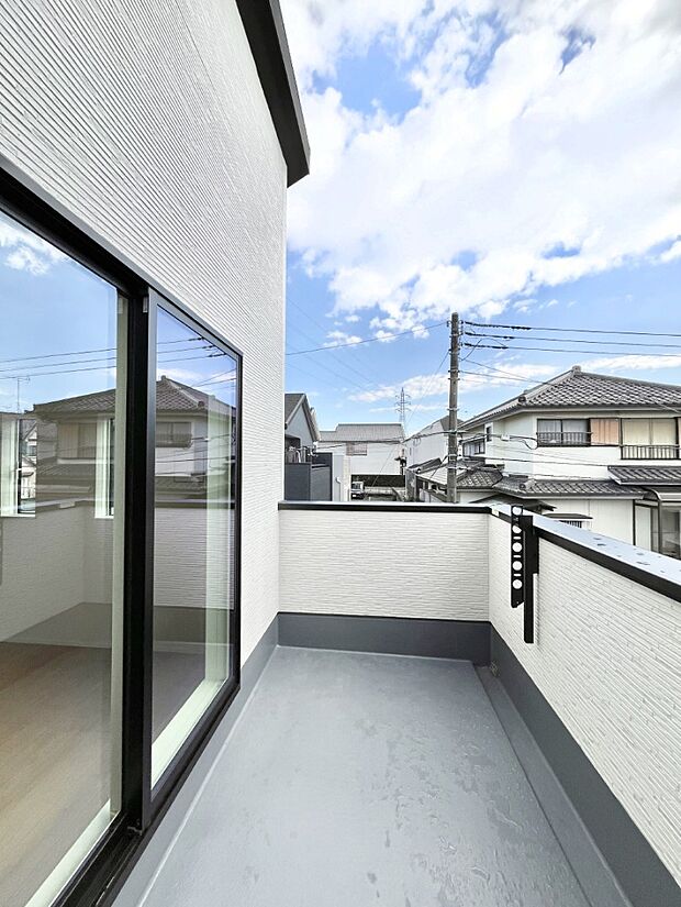 【バルコニー】南向きのバルコニー！ご家族の洗濯物はもちろん、お布団もたっぷり干せます！