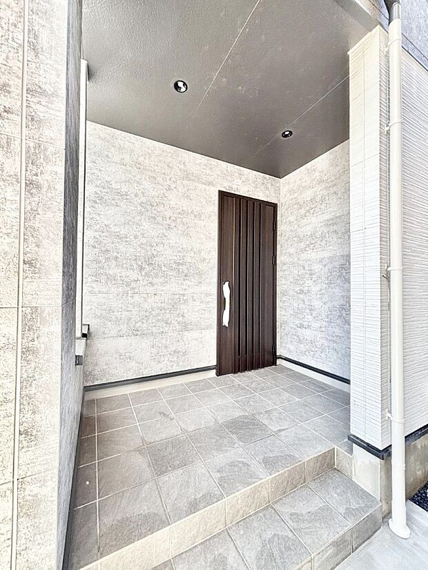 【玄関】大切な家族、来客を出迎える玄関。玄関前は屋根付きで雨が降っていても濡れにくいです。 