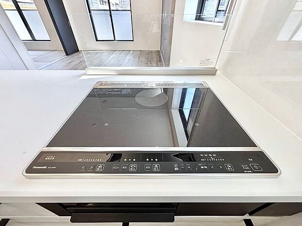 【IHクッキングヒーター】IHクッキングヒーターは天板の調理面がフラットなので調理後はサッと一拭きするだけ！