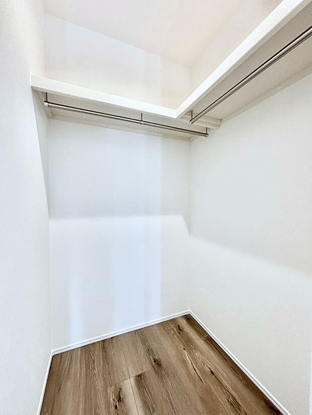 【ウォークインクローゼット】衣類をハンガーに掛けたまま収納できるWIC。衣類の整理整頓がしやすくて便利です！