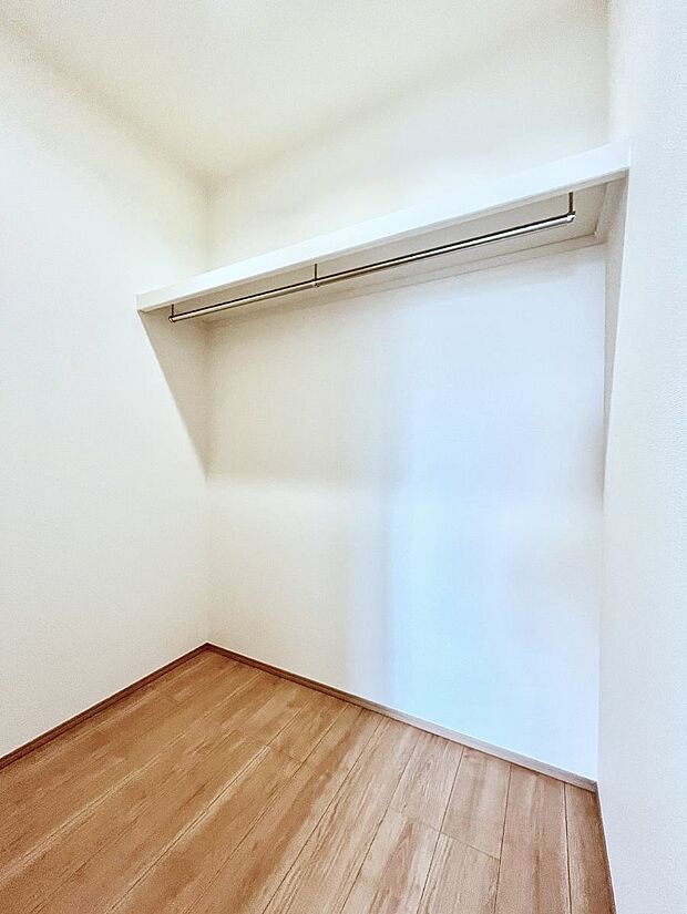 【ウォークインクローゼット】衣類をハンガーに掛けたまま収納できるWIC。衣類の整理整頓がしやすくて便利です！