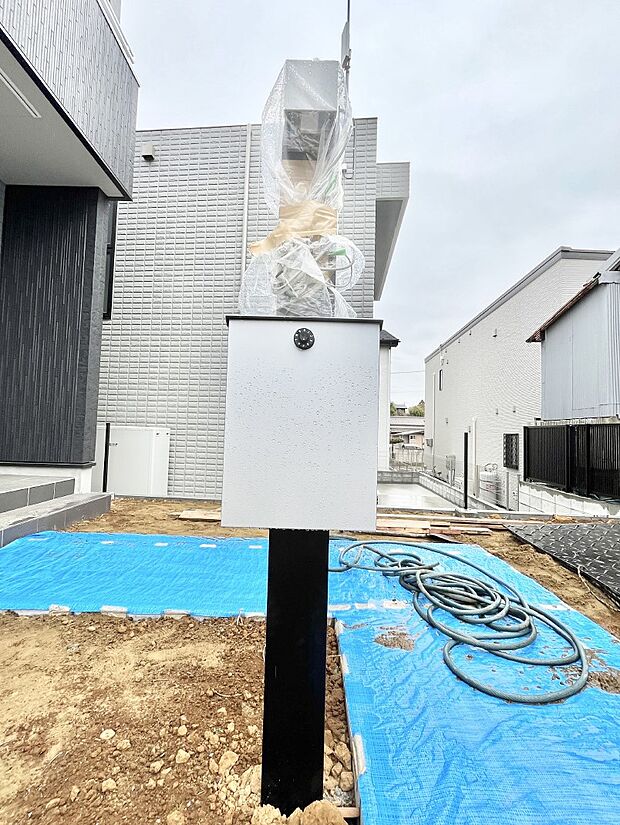 【その他現地】シンプルデザインのポスト。