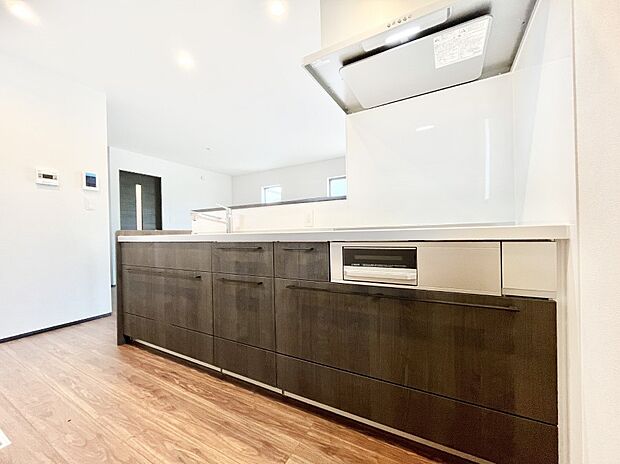 【ダイニングキッチン】料理をしながらでもご家族との会話を楽しめる対面キッチン