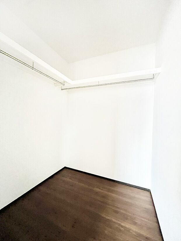 【ウォークインクローゼット】ウォークインクローゼット付きで生活空間を広く利用できます。