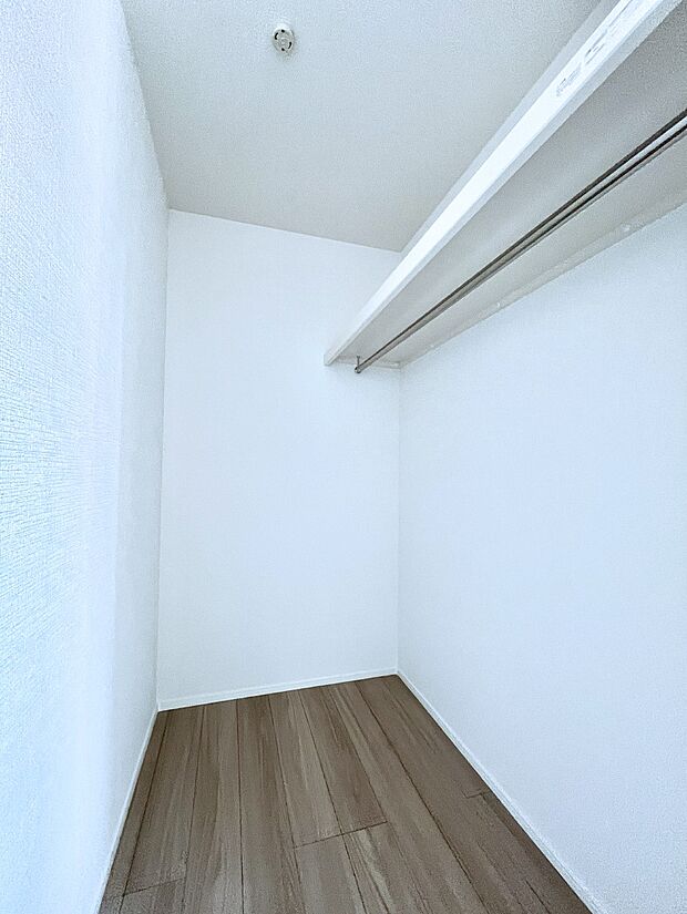 【ウォークインクローゼット】ウォークインクローゼット付きで生活空間を広く利用できます。