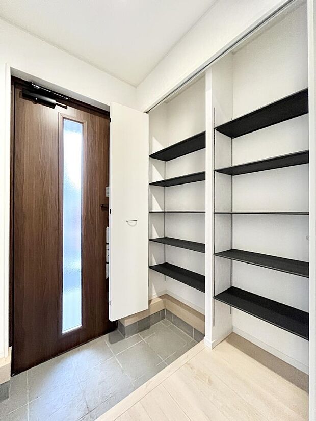 【シューズボックス】大容量のシューズボックス付きで、気になる玄関周りもスッキリ