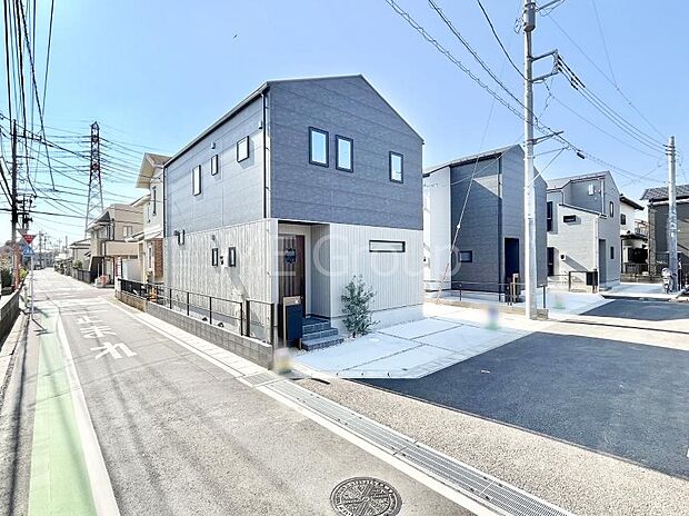 【前面道路含む現地写真】角地なので日当たりも良く、お家が堂々として見えます。