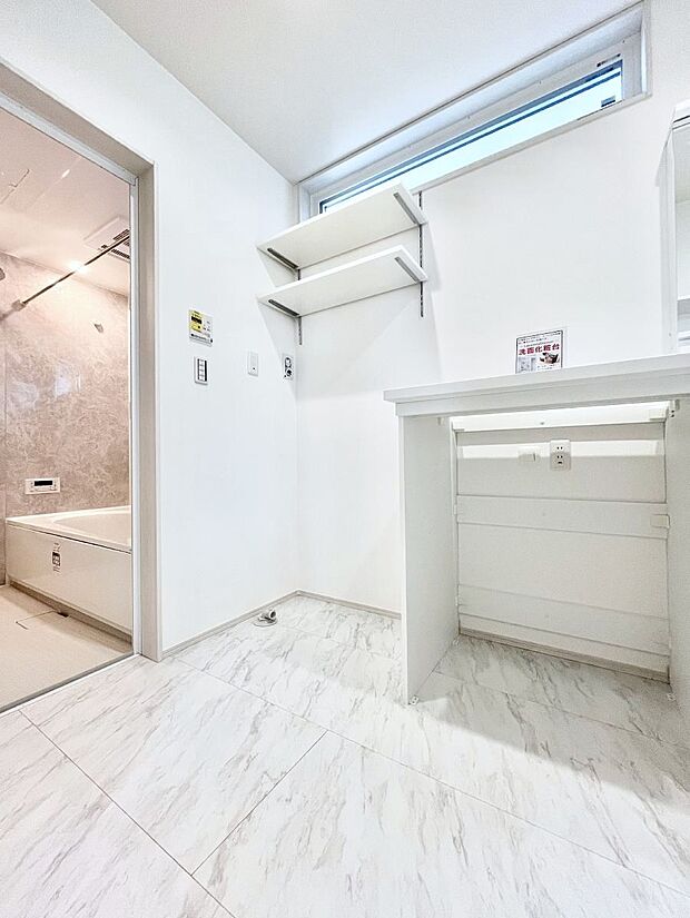 【脱衣場】清潔感ある洗面化粧室で朝の身支度も快適