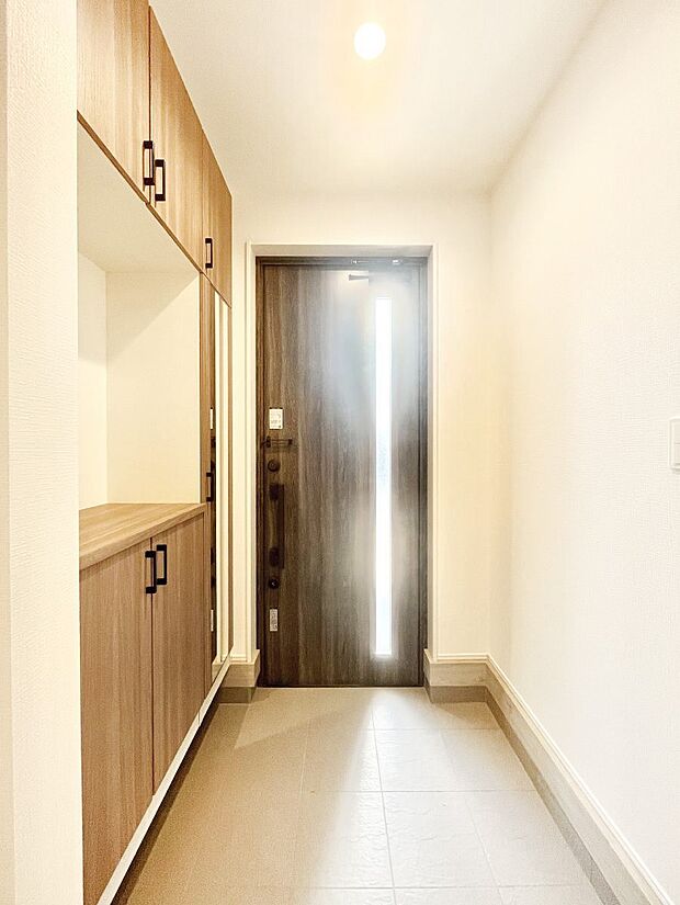 【玄関】明るい玄関はお客様をお出迎えするのにぴったりです！