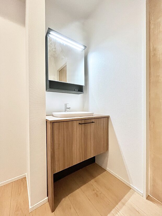 【脱衣場】清潔感のある快適空間です。毎日の身支度も気持ち良くお使い頂けます。