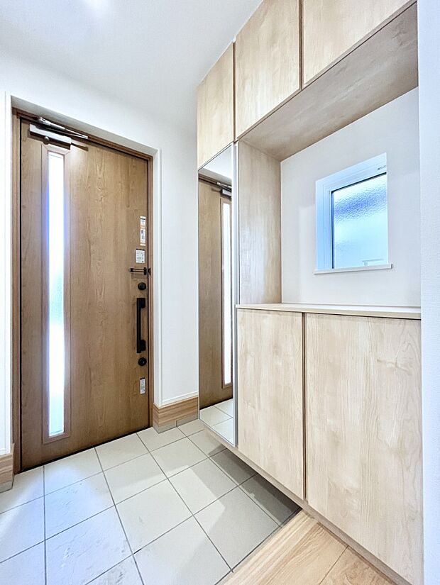 【玄関】飾り棚を利用して、お越しいただくお客様をおもてなしできます。