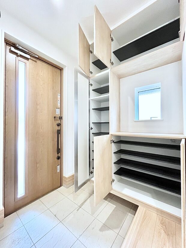【玄関】天井まである玄関収納で、家族全員の靴もすっきり収納!