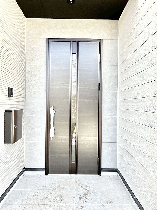 【玄関】大切な家族、来客を出迎える玄関。