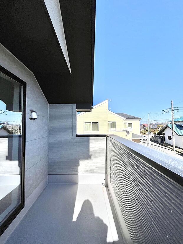 【バルコニー】暖かな陽光が降り注ぐバルコニーはお洗濯におすすめ。爽やかな風も心地よいです。 