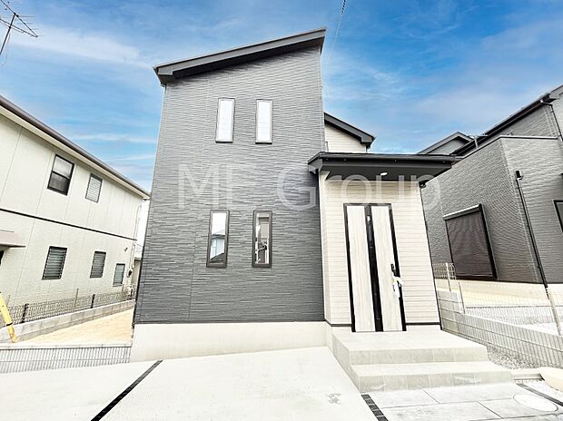 【現地外観写真】暮らしやすさと居心地の良さにこだわったシンプルで飽きのこないデザイン !