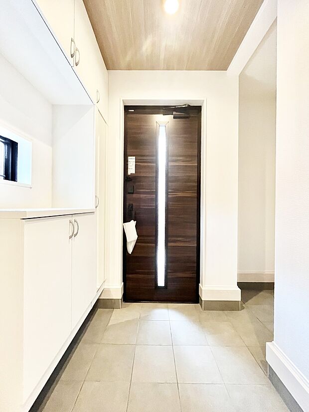 【玄関】明るい陽光が入り込む玄関。ご家族の靴もスッキリ収納できる玄関収納付き!