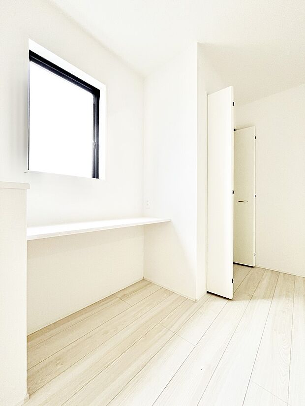 【その他内観】お子さまの学習スペースやパパママのテレワークスペースに活用できるカウンター付き。