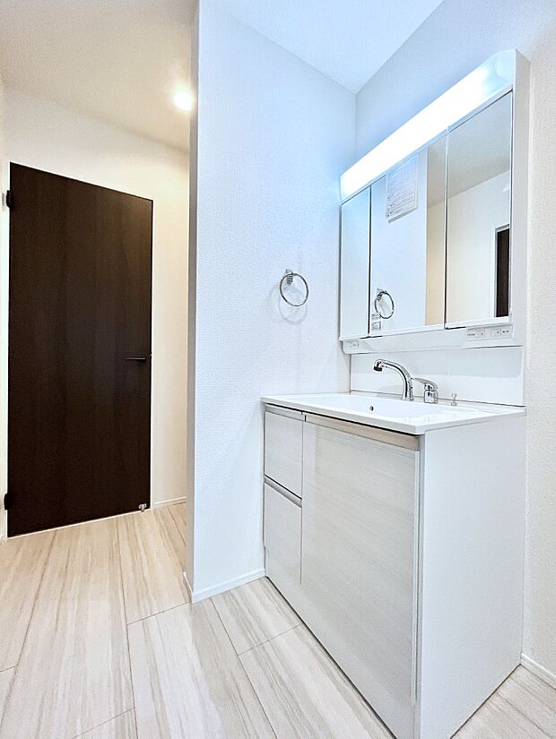 【脱衣場】清潔感のある快適空間です。毎日の身支度も気持ち良くお使い頂けます。 