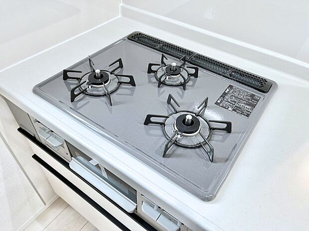 【Ｓｉセンサーコンロ】ガスコンロはＳｉセンサー搭載。火力調節や焦げ付き・消し忘れも防いでくれます。