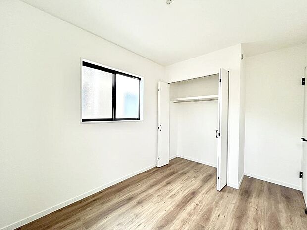 【寝室】収納が充実しているので居住スペースを広々使えます  