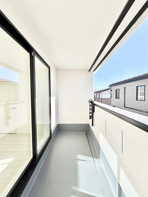 【バルコニー】インナーバルコニーなので雨でも洗濯物を干す事が出来て、風通しがあるので乾きが良く、物干しスペースとして重宝します。 