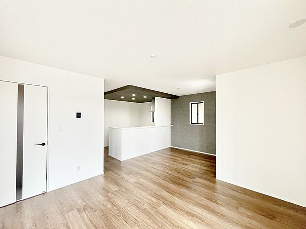 【リビングダイニング】家族団らんの時間も増えそうなくつろぎのリビングダイニング。