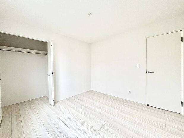 【寝室】収納が充実しているので居住スペースを広々使えます