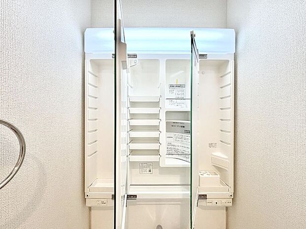【三面鏡裏収納】三面鏡の裏に、化粧品や衛生用品などを収納可能。洗面台をすっきりと保ちます!